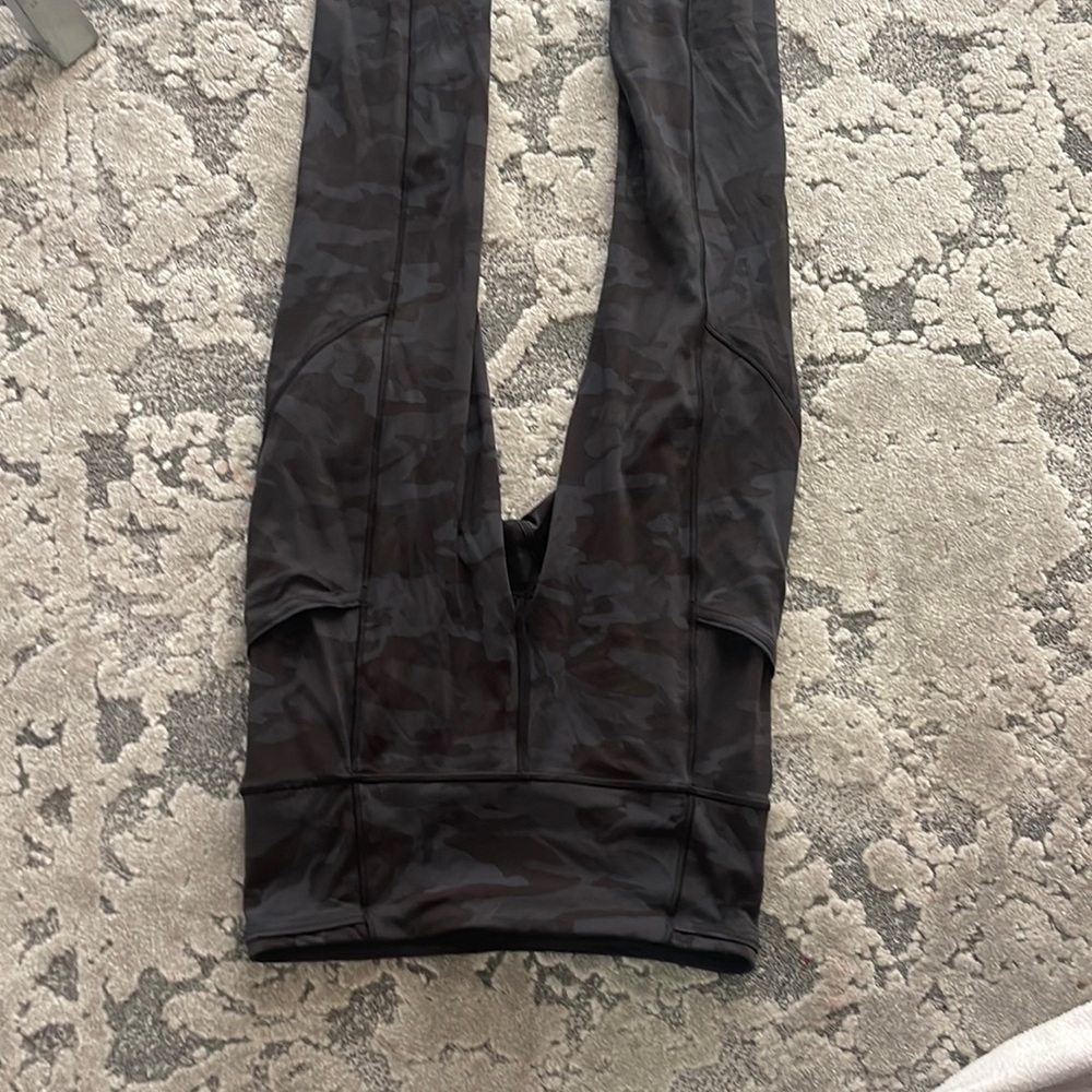 LULULEMON camouflage leggings size small, barley worn